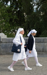 Italienische Schwestern spazieren durch Lourdes  Frankreich