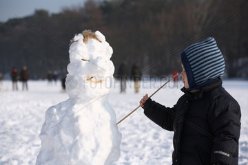 Berlin  Deutschland  ein Schneemann und Kind auf dem zugefrorenen Schlachtensee