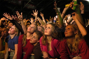 Fans bei einem Robbie Williams Konzerts in Helsinki