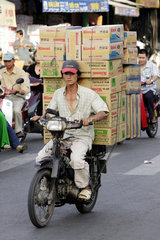Vietnam  Mopedfahrer voll bepackt
