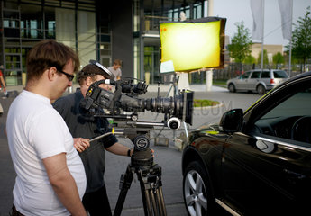 Berlin  Deutschland  Kameramaenner waehrend der Dreharbeiten zum einem Studentenfilm