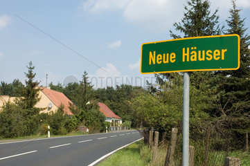 Neue Haeuser  Kraftfahrtstrasse durch die Ortschaft Neue Haeuser bei Kloster Zinna