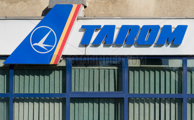 Oradea  Rumaenien  Schriftzug und Logo der Fluggesellschaft Tarom