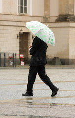 Berlin  Mann mit Schirm