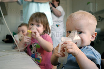 Kinder mit chronischem Asthma bei Inhalationstherapie