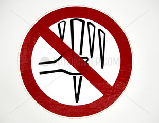 Symbolfoto  Hinweisschild Stalagtiten abbrechen verboten