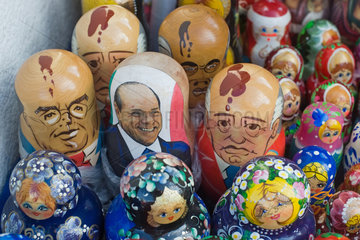 Berlin  Deutschland  das Portrait von Italiens Ministerpraesidenten Berlusconi auf einer Matroschka