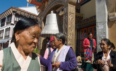 Morgengebet an der Boudhanath Stupa (Nepal)