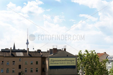 Berlin  Deutschland  Plakat an einem Haus wirbt fuer Eigentumswohnungen