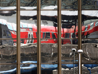 Koeln  Deutschland  Regionalbahn spiegelt sich in einer Glasfassade