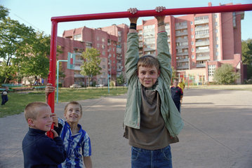 Spielende Jungen in einer Siedlung  Kaliningrad  Russland