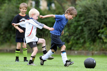 Berlin  Deutschland  Jungen spielen Fussball