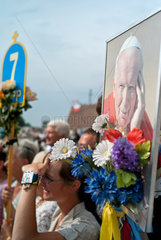 Tschenstochau  Polen  Pilger wahrend einer Open-Air Messe vor dem Kloster Jasna Gora