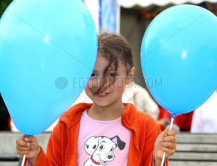 Kiel  Maedchen mit blauen Luftballons