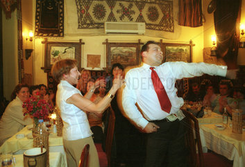Saenger bei einem Tanz in einem Restaurant in Istanbul