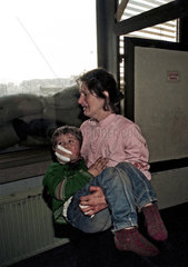 Sarajevo  Bosnien und Herzegowina  eine Frau bringt ihr verletztes Kind ins Krankenhaus