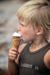 Cala d'Or  ein Kind isst ein Eis