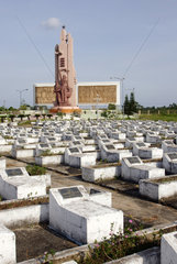 Vietnamesischer Heldenfriedhof mit symmetrischen Graebern
