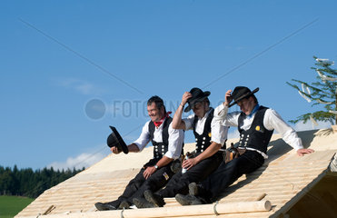St. Maergen  Deutschland  Zimmerleute sitzen mit Bier auf einem Dach