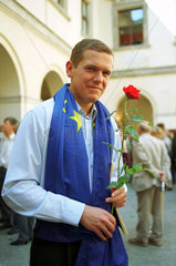 junger Mann mit EU-Flagge in Warschau