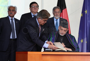 Berlin  Deutschland  Hamid Karzai  Praesident Afghanistans  bei der Unterzeichnung des Partnerschaftsabkommens