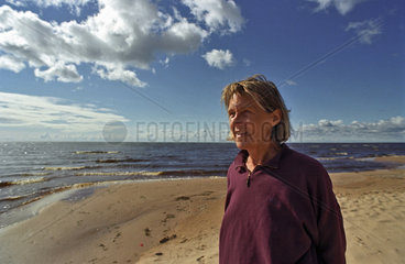 Eine Touristin am Strand vom Peipsi See  Estland