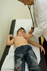 Duisburg  Deutschland  ein Arzt untersucht einen kleinen Jungen in seiner Praxis
