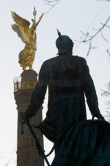 Berlin  Deutschland  das Bismarck-Nationaldenkmal und die Siegessaeule auf dem Grossen Stern
