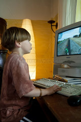 Heidenau  Deutschland  Junge vor einem Computerspiel