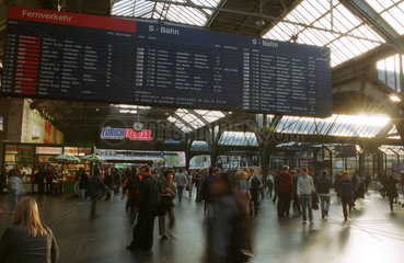 Die Anzeigetafel im Bahnhof Zuerich