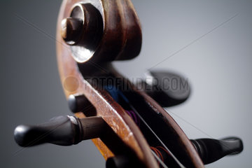 Der Wirbelkasten einer Geige