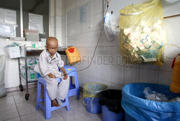 Weinendes Kind bei der Chemotherapie auf einer Kinderkrebsstation in Saigon
