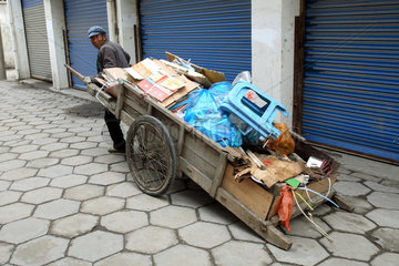 Suzhou  Mann mit Handkarren auf der Strasse