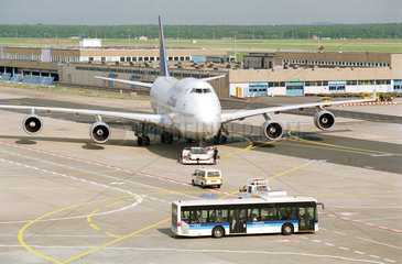 Flugzeug der Lufthansa vor dem Start auf dem Flughafen Frankfurt/Main