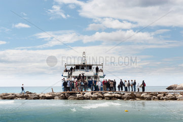 Peguera  Mallorca  Spanien  Touristen warten an der Anlegestelle auf ihr Ausflugsboot
