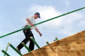 Zimmermann beim Bau eines Dachstuhls
