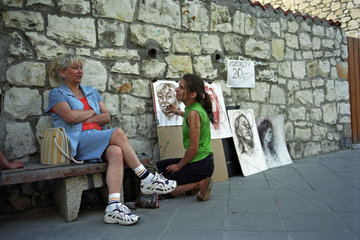 Eine Portraitzeichnerin in Kazimierz Dolny  Polen