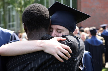 Bremen  Deutschland  ein Mann umarmnt seine Freundin nach ihrer Abschlussfeier