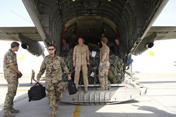 Masar-e Scharif  Afghanistan  ISAF-Soldaten verlassen eine Transall C-160