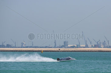 Doha  Katar  Speedboot auf dem Persischen Golf vor dem Containerhafen