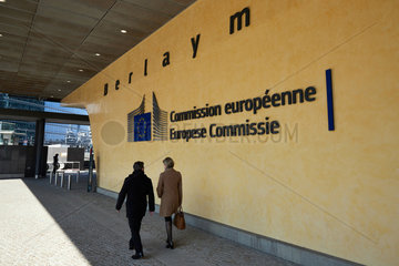 Bruessel  Region Bruessel-Hauptstadt  Belgien - Frau und Mann vor dem Berlaymont-Gebaeude im Europaviertel.