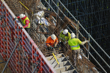 Bauwirtschaft  Bauarbeiter arbeiten auf einer Baustelle  Deutschland  Europa