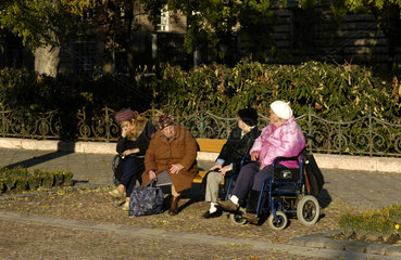 Senioren sitzen auf einer Parkbank in Budapest
