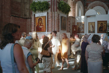 Glaeubige in der Christus-Erloeserkirche in Kaliningrad  Russland