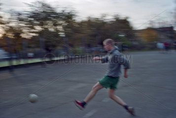 Junge beim Fussballspielen  Poznan  Polen
