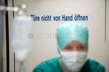 Essen  Deutschland  Krankenhaus  eine OP-Schwester vor der OP-Schleuse