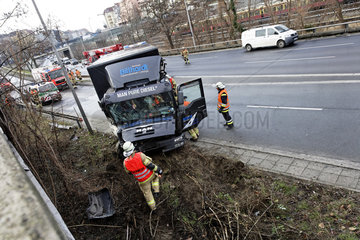 LKW-Unfall auf Stadtautobahn