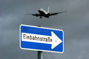 Berlin  Flugzeug im Landeanflug