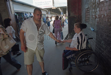 Invalide Bettlerin im Haupteingang des Zentralmarktes in Kaliningrad  Russland