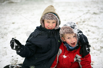 Belloe  Schweden  Kinder spielen im Schnee